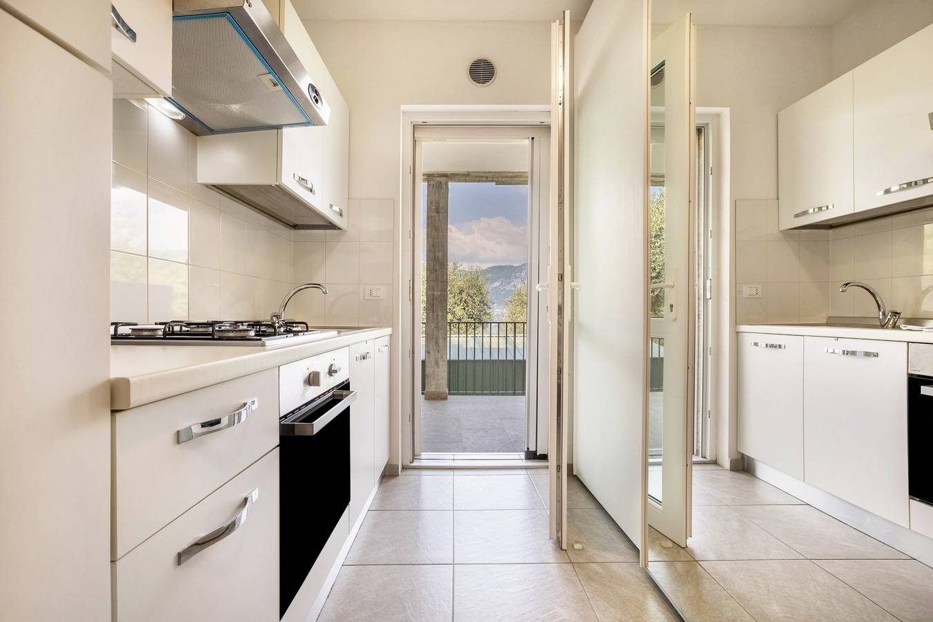 Entire studio, Studio Apartment 'Tiny' with Shared Terrace and Wi-Fi in Brenzone, Garda Mountains