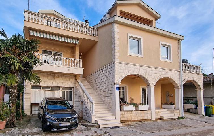 Ganze Ferienwohnung, Apartment mit Meerblick, Terrasse und Parkplatz in der Nähe der Neretva in Rogotin, Dubrovnik-Neretva