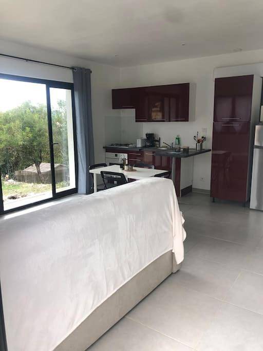 Appartement entier, Charment logement avec parking et jardin privatif in Rocbaron, Côte méditerranéenne (France)