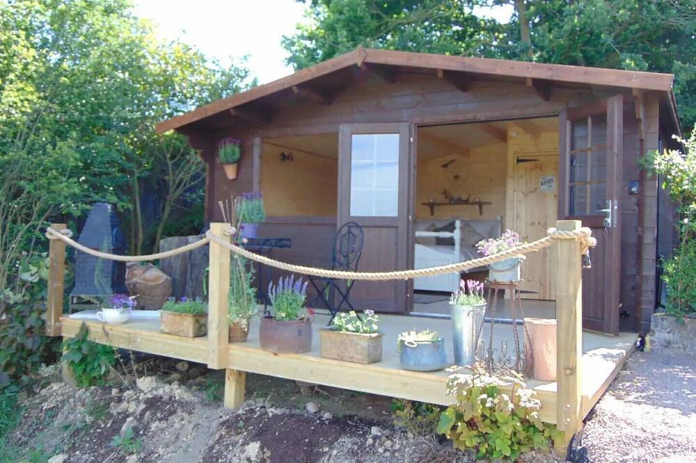 Private Quiet Cabin, overlooking Paddocks Vineyards and Pine Forest in Westfield, East Sussex