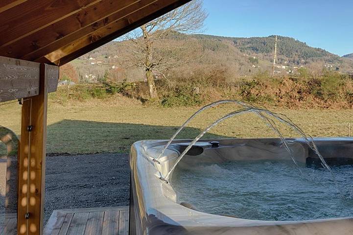 Gîte pour 6 personnes, avec Jacuzzi et Terrasse ainsi que Jardin et Piscine à Ramonchamp