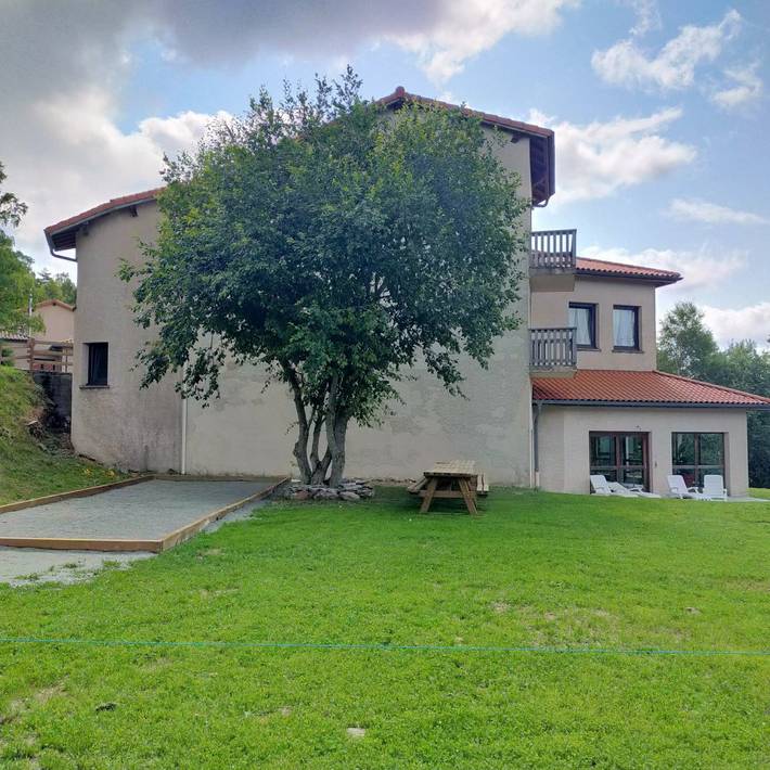 Location de vacances pour 15 personnes, avec sauna ainsi que terrasse et jardin dans la Loire - 2