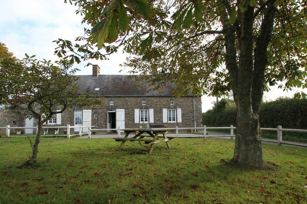 Maison en pierre avec jardin, proche plages, cheminée, 3 chambres, animaux acceptés in Surville, La Haye (Manche)