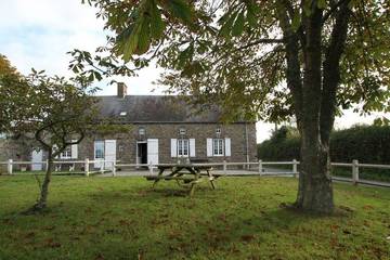 Gîte pour 6 personnes, avec jardin à Surville
