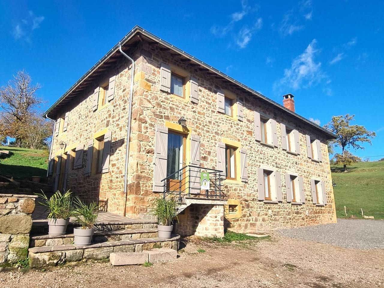 Gîte campagnard moderne avec animaux admis, terrasse et internet in Belmont-de-la-Loire, Région de Roanne