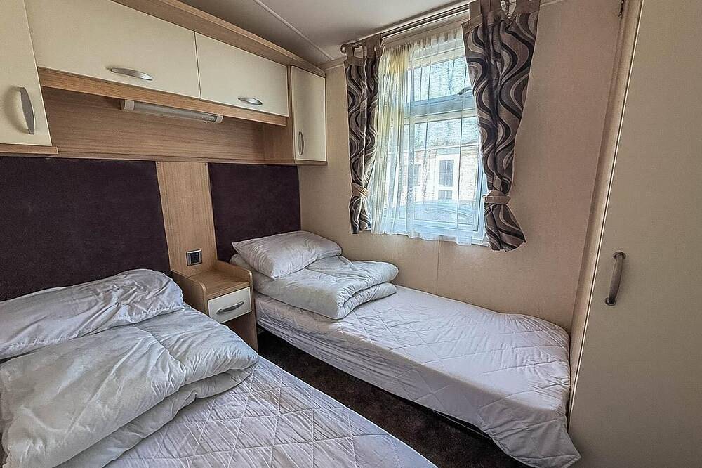 Lovely caravan with spacious decking at North Denes in Suffolk, in Lowestoft, Sunrise Coast