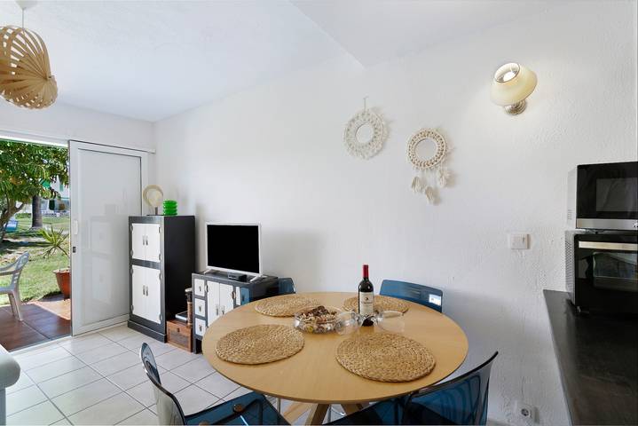Holiday Home 'Beautiful Beach Bungalow' with Shared Pool, Wi-Fi & Air Conditioning in Maspalomas, San Bartolomé de Tirajana