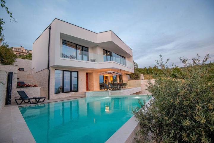 Villa für 8 Personen, mit Ausblick und Pool sowie Garten in Primosten