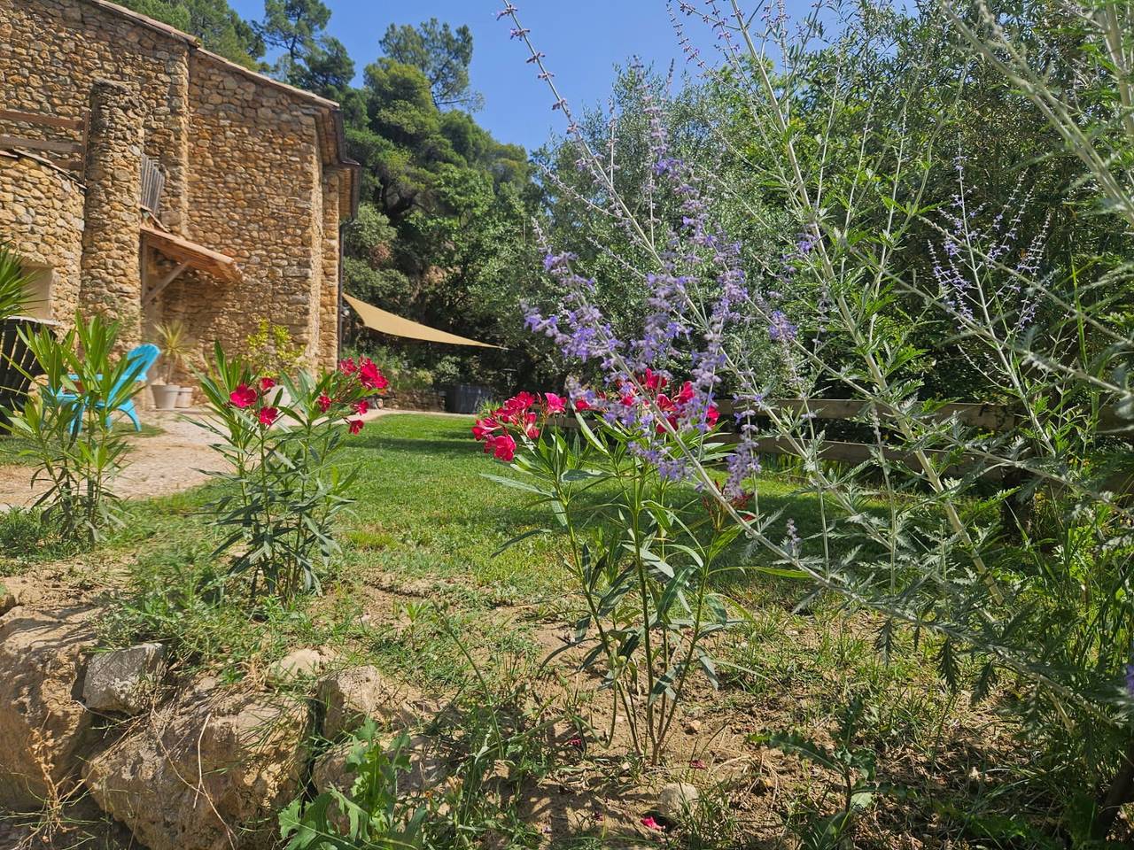 Villa 'Maison Du Soleil' avec vue sur la montagne, piscine privée et Wi-Fi in Mérindol-les-Oliviers, Région de nyons