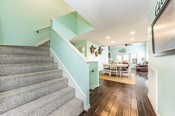 Vacation rental for 10 people, with pool and balcony as well as yard, with pets in Jamaica Beach