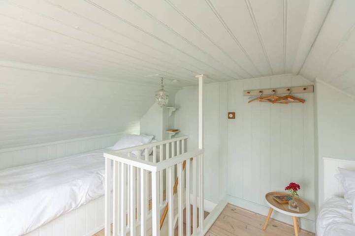Boatswains Cottage is a charming two-bedroom cottage, close enough to the sea to hear the gulls. in Whitstable, Kent
