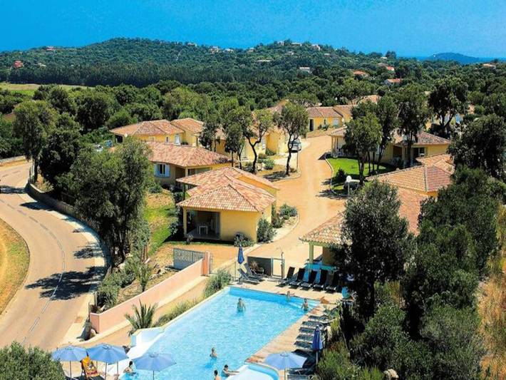Gîte pour 6 personnes, avec piscine et jardin, adapté aux familles dans Sainte-Lucie de Porto-Vecchio