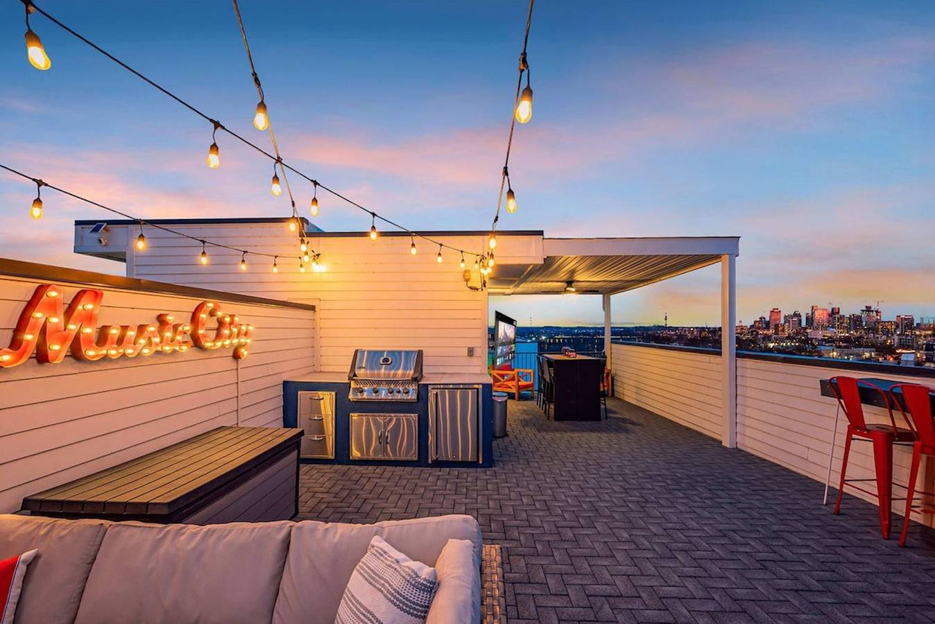 Nashvegas  13 Beds   Rooftop Views     Mins to Broadway in Nashville, Tennessee