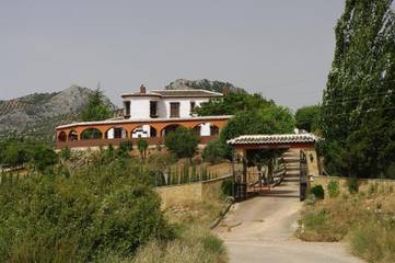 Casa rural para 18 personas, con jardín además de piscina y vistas, Se admiten mascotas en Villanueva del Rosario