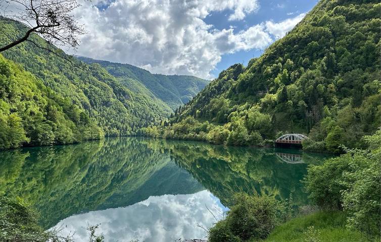 Appartamento intero, Accogliente rifugio sul fiume con terrazza e WiFi in Arsiè, Provincia di Belluno