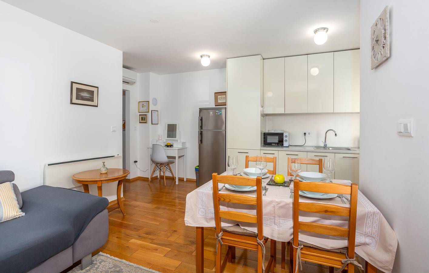 Apartamento vacacional entero, Acogedor apartamento con vistas al mar, terraza, wifi y aparcamiento - A 1,5 km de la playa in Malinska-Dubašnica, Krk (isla)