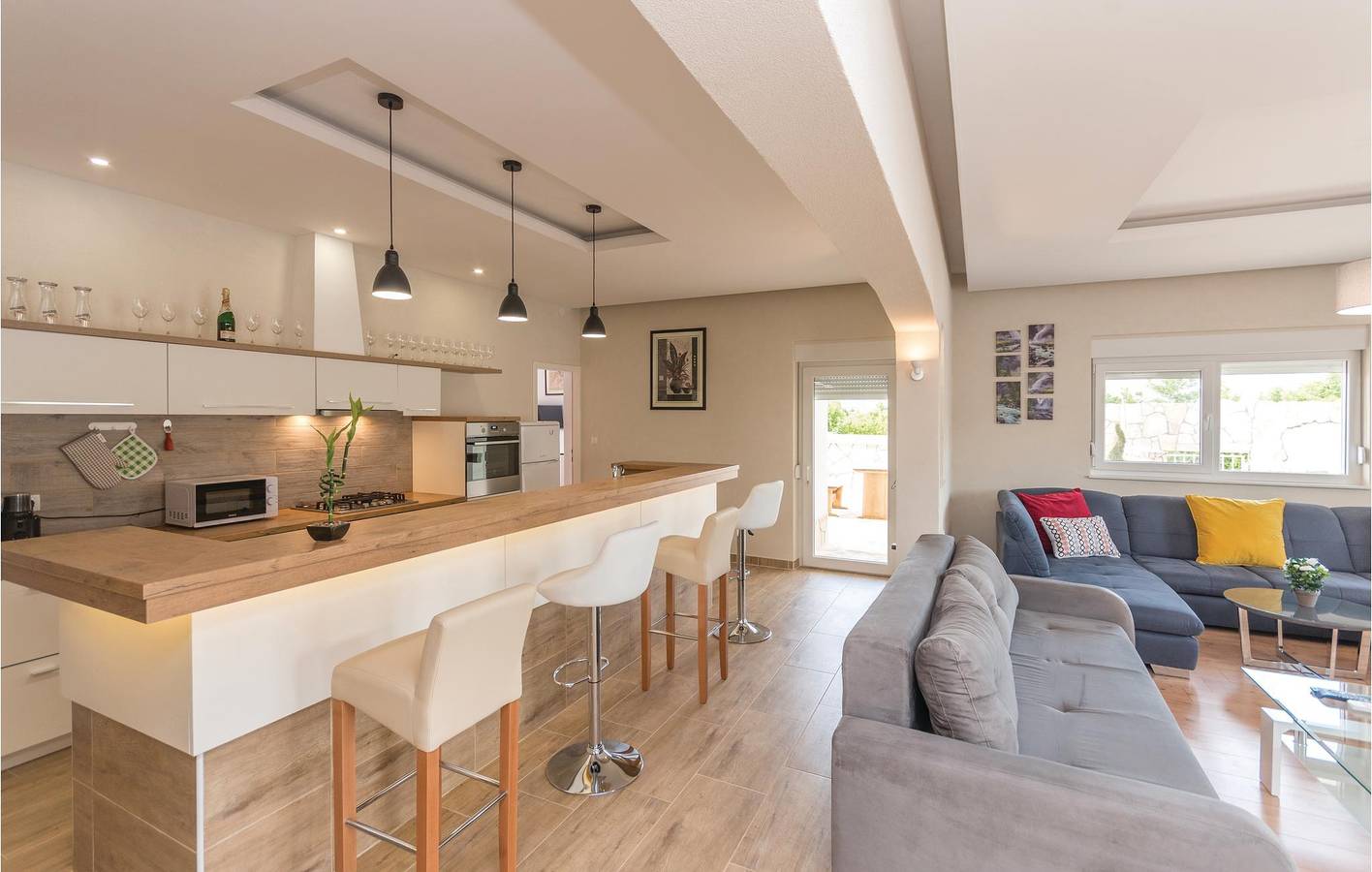 Reizende 2-Zimmer-Wohnung mit Pool, Terrasse und WLAN in Obrovac, Zadar