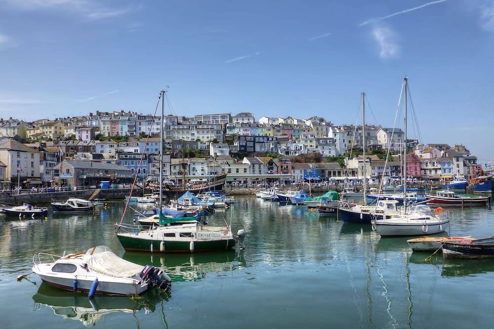 Anzac is a spacious four-bedroom holiday home in Brixham in Brixham, Torbay