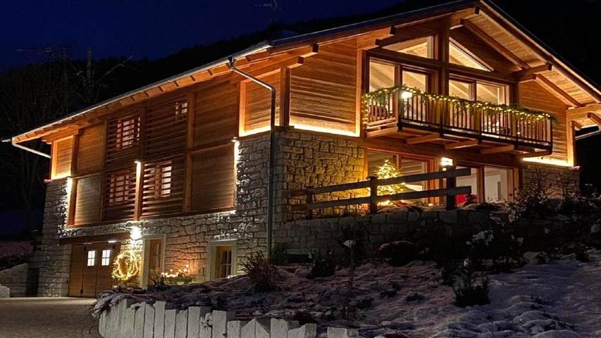 Ferienhaus für 12 Personen, mit Balkon und Whirlpool sowie Terrasse und Garten