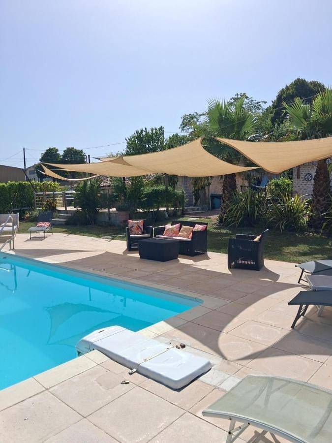 Location de vacances pour 2 personnes, avec Terrasse et Jardin ainsi que Piscine et Vue à Saint-Maigrin