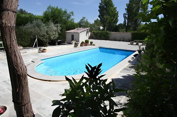 Gîte pour 2 personnes, avec terrasse ainsi que piscine et jardin
