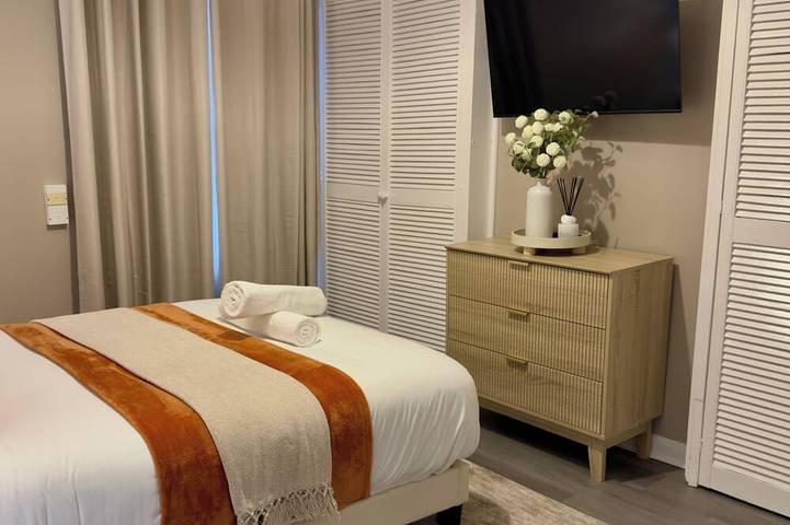 St Julian House- Town Centre- Castle Park- Hot Tub in Colchester, Essex