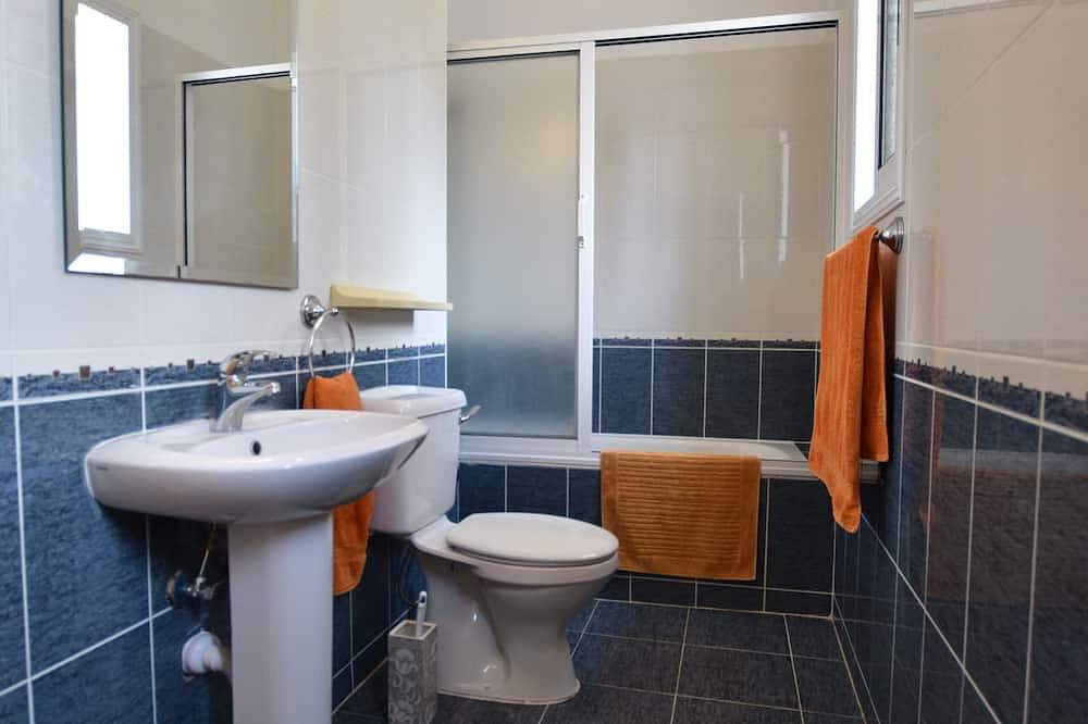 Perfekte Lage, nach Süden ausgerichteter privater Pool, Klimaanlage, Tv & Wifi. in Peyia, Südzypern