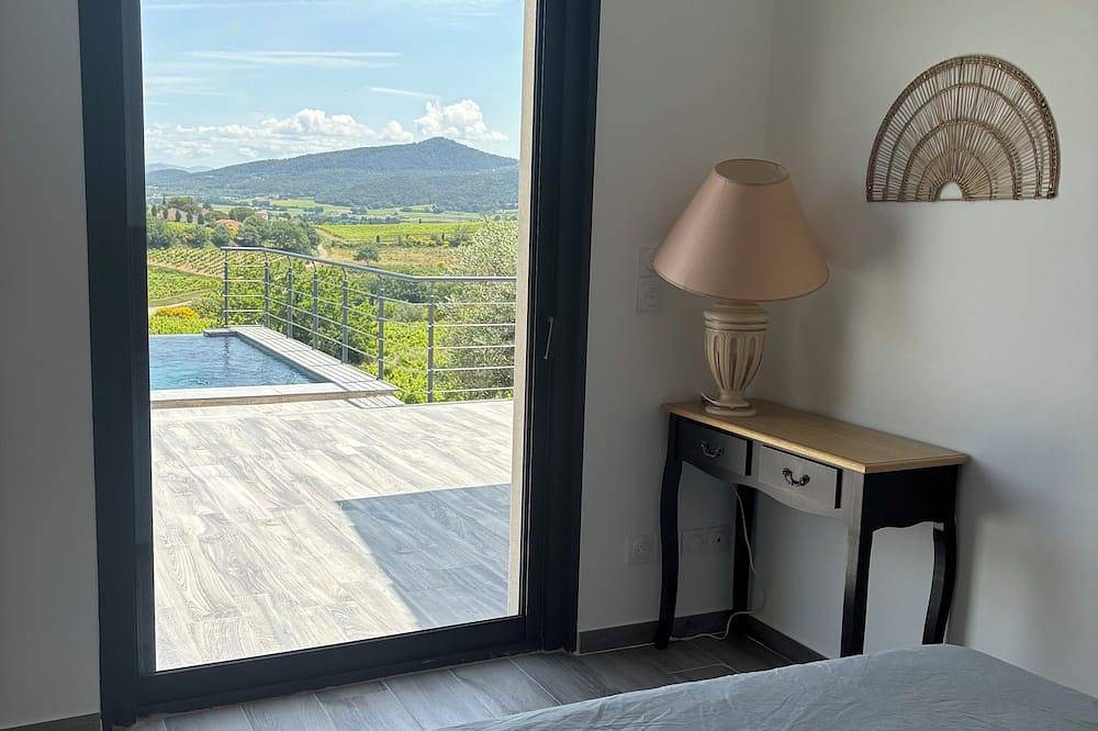 Villa with Infinity Pool and Stunning Views in Provence in Rasteau, Vaucluse