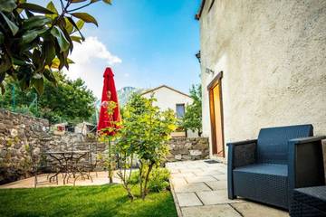 Gîte pour 4 personnes, avec jardin à Gincla