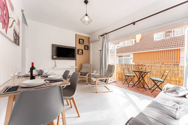 Hel lägenhet, Holiday Apartment "Salinas" with Private Terrace & Wi-Fi in Fuengirola Centre, Fuengirola