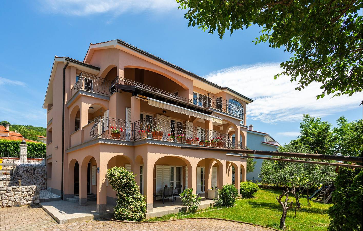 Ganze Ferienwohnung, Gemütliche Ferienwohnung mit Terrasse, WLAN und Parkplatz – 400 m bis zur Küste in Paveki, Vrh Martinscice