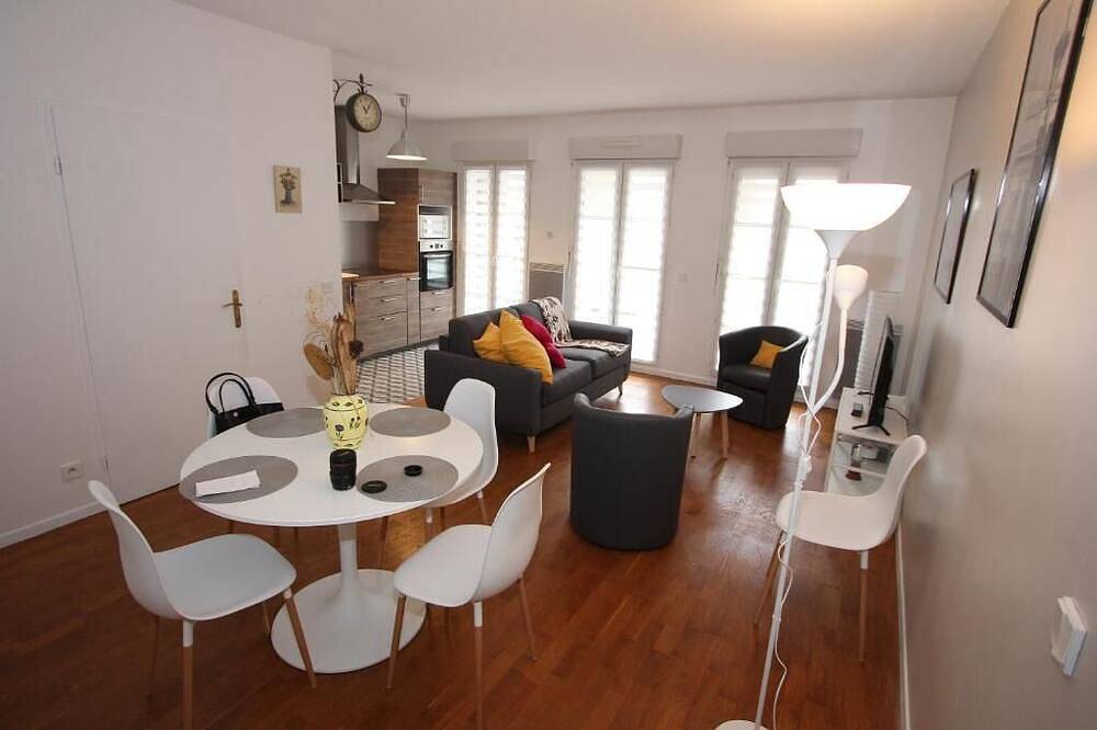 Entire apartment, Apartment facing Vallée Village - very close to Disneyland in Serris, Seine-et-Marne