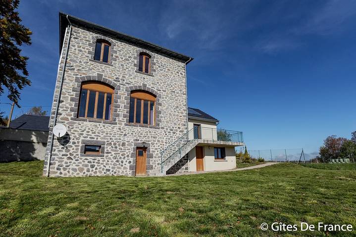 Gîte pour 8 personnes, avec Terrasse ainsi que Jardin et Vue à Vèze