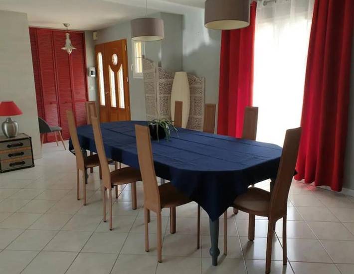 Gîte pour 6 personnes, avec piscine ainsi que vue et jardin à Les Montils