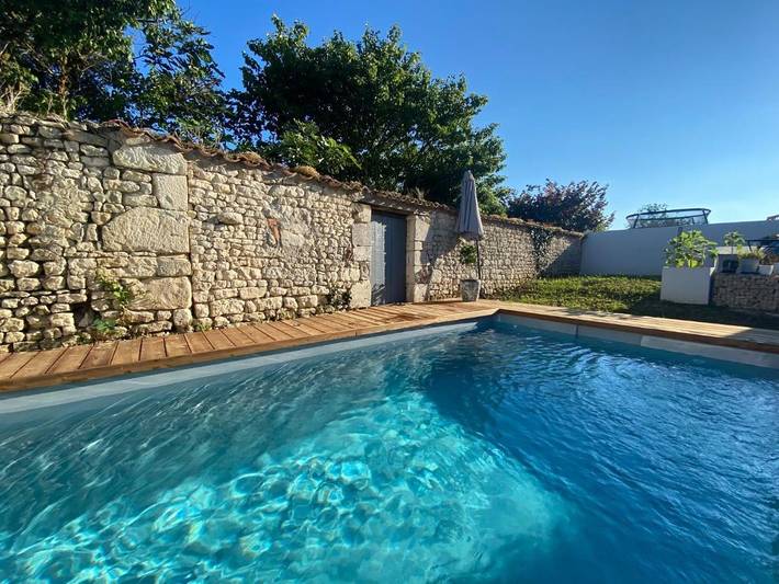 Location de vacances pour 2 personnes, avec Terrasse et Jardin ainsi que Piscine et Vue à La Jarne
