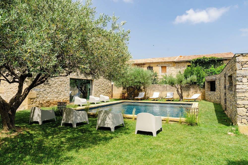Gîte with swimming pool 15 minutes from Pont-du-Gard and Nîmes in Saint-Gervasy, Region de Nimes