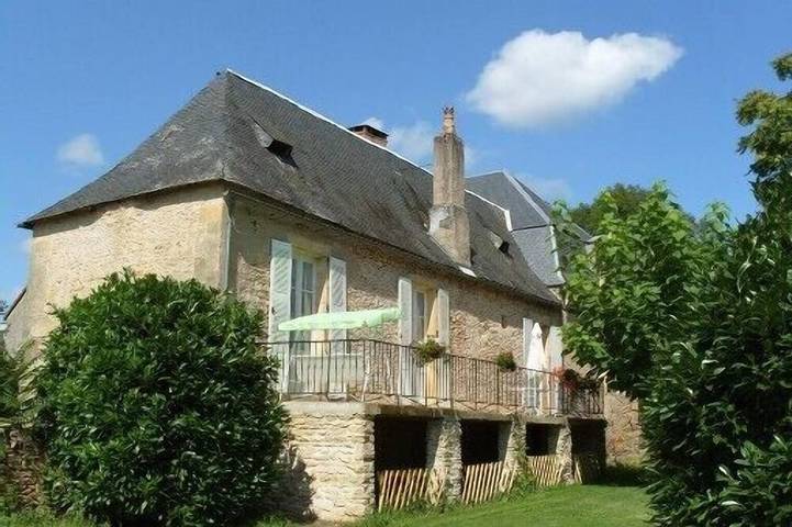 Gîte pour 6 personnes, avec jardin ainsi que piscine et terrasse