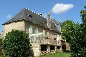 Gîte pour 6 personnes, avec piscine ainsi que terrasse et jardin à Thonac