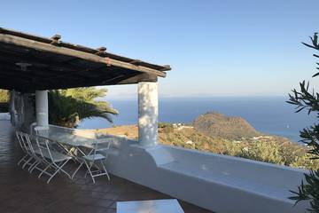 Location de vacances pour 6 personnes, avec jardin et terrasse, animaux acceptés à Filicudi