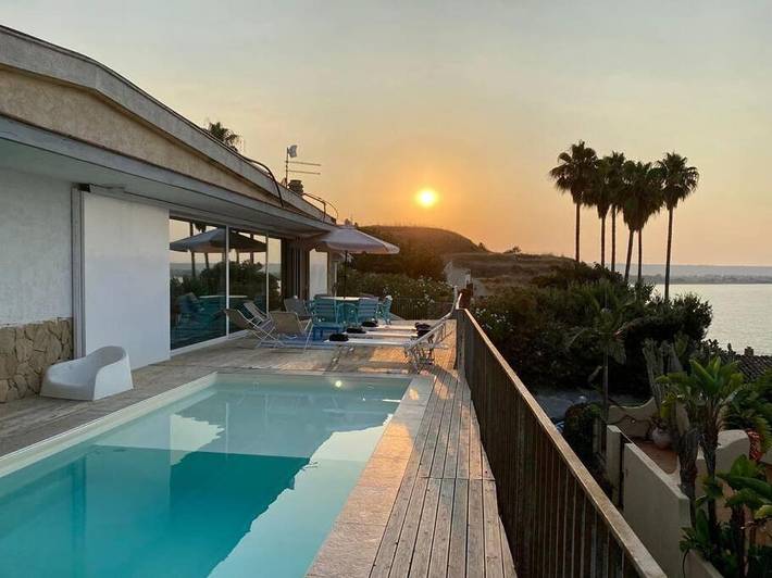 Villa per 10 persone, con Balcone e Idromassaggio nonché Terrazza e Giardino a Costa Saracena