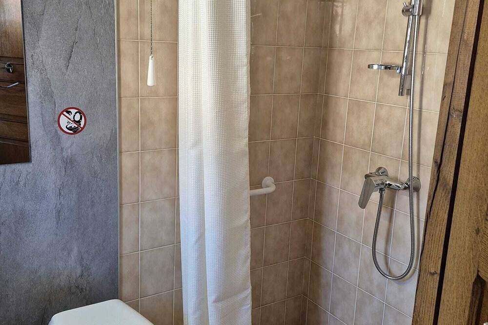 Spacioius holiday home with Ac in centre town of medieval Puycelsi in Puycelsi, Région d'Albi