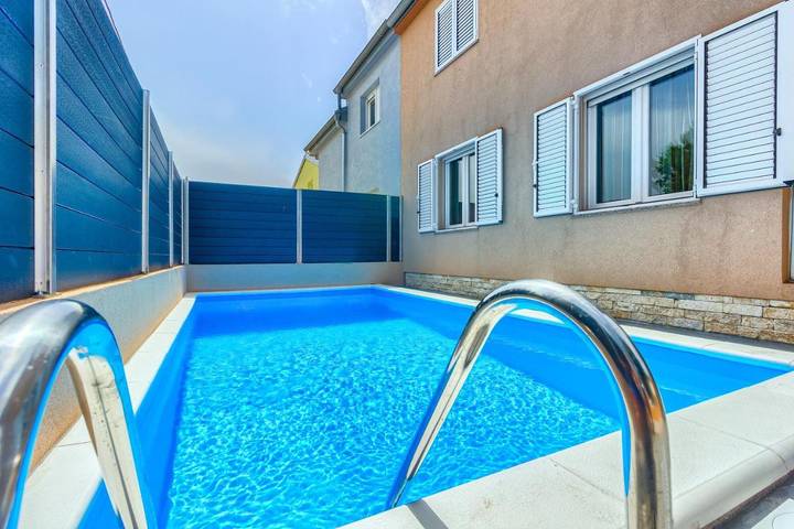 Ferienwohnung für 5 Personen, mit Pool und Ausblick sowie Garten
