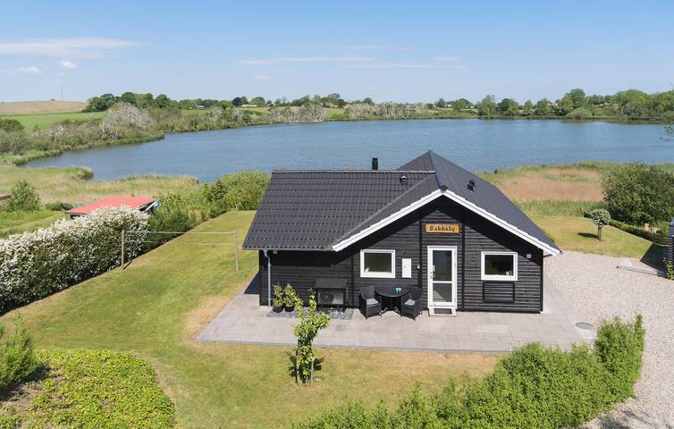 Feriehus for 6 personer, med søudsigt og terrasse samt have - 1