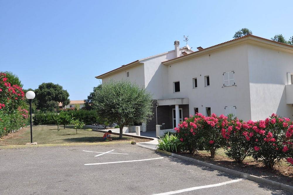 Appartamento intero, Grazioso appartamento con ampia terrazza e piscina privata a 5 minuti dalla spiaggia in Santa Lucia di Moriani, Corte e dintorni