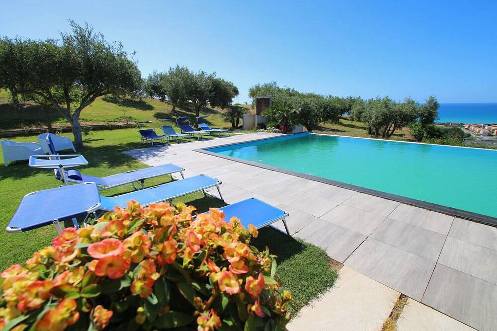 Grande proprietà, 2 ville moderne, piscina privata, golf, vista mare, Wifi in Campofelice di Roccella, Provincia di Palermo