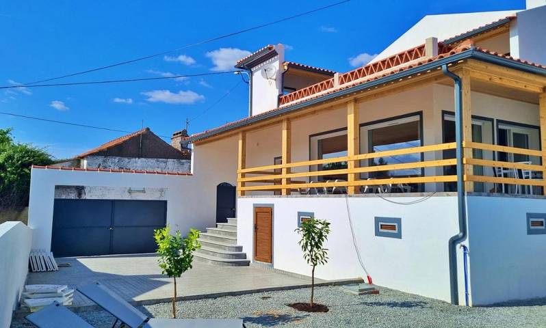 Gîte pour 6 personnes, avec piscine ainsi que vue et jardin dans Avis