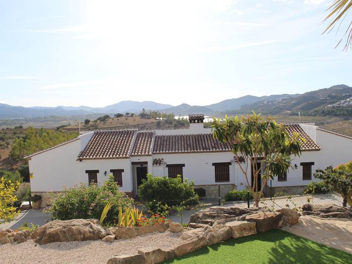 Casa rural para 4 personas, con jardín además de piscina y terraza, Familias con niños en Viñuela - 2