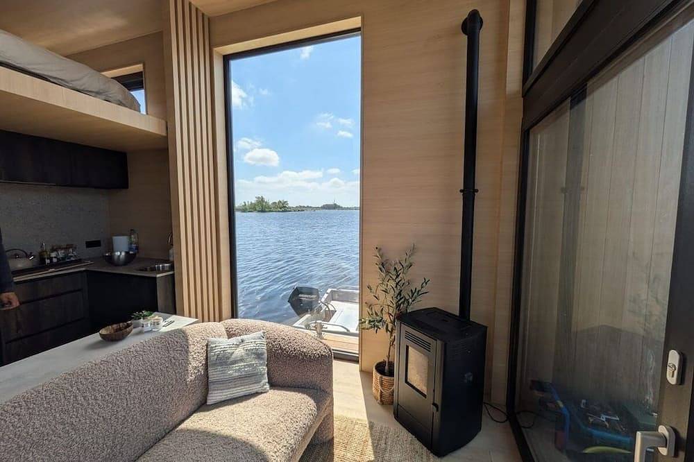 Boutique Houseboat Stay – Romantic Getaway for Two in Monnickendam, Markermeer
