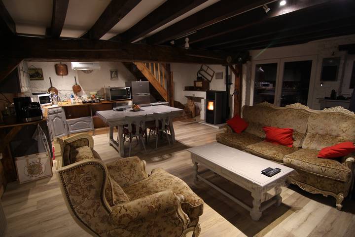 Gîte pour 2 personnes, avec jardin et terrasse dans Cosges