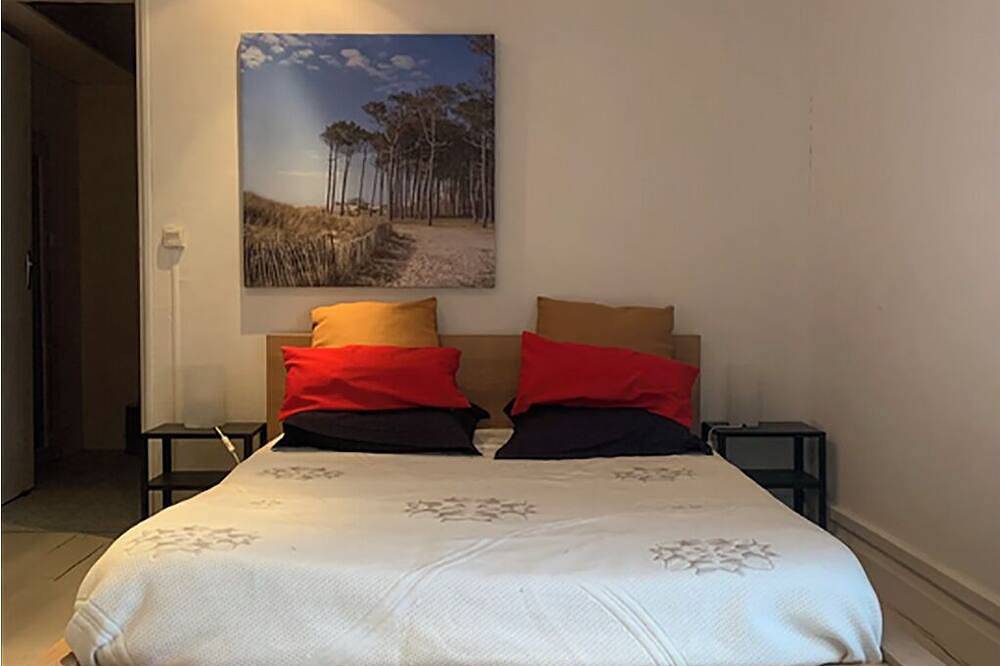 Entire apartment, Lovely suite with on-site parking in Pessac, Bordeaux region
